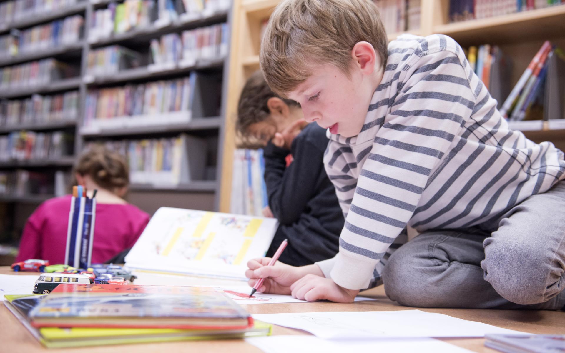 Schüler in der Bücherei